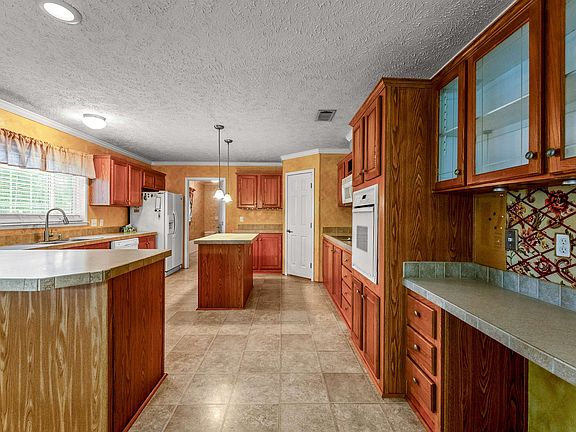 5th image of 1740 Owens St