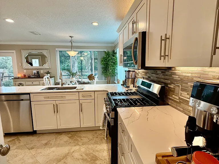 4181 Saxon Dr — Photo 9