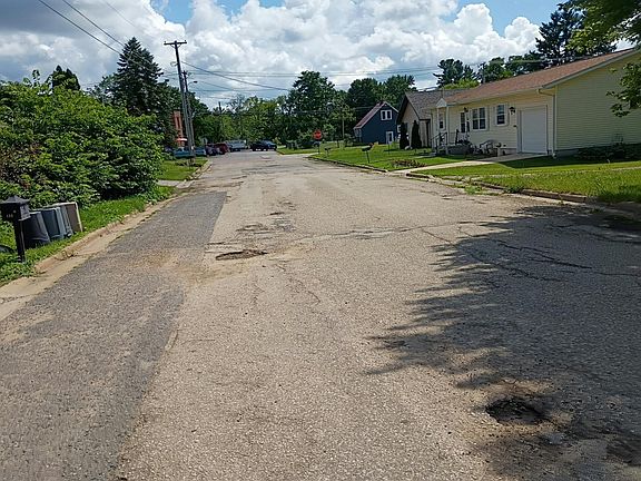 4th image of 122 S 4th St