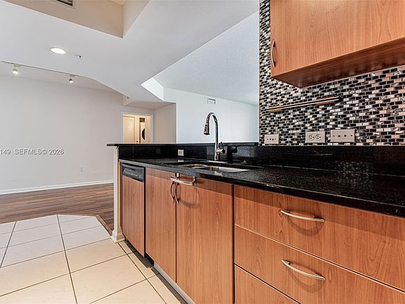4th image of 2775 NE 187th St APT 623