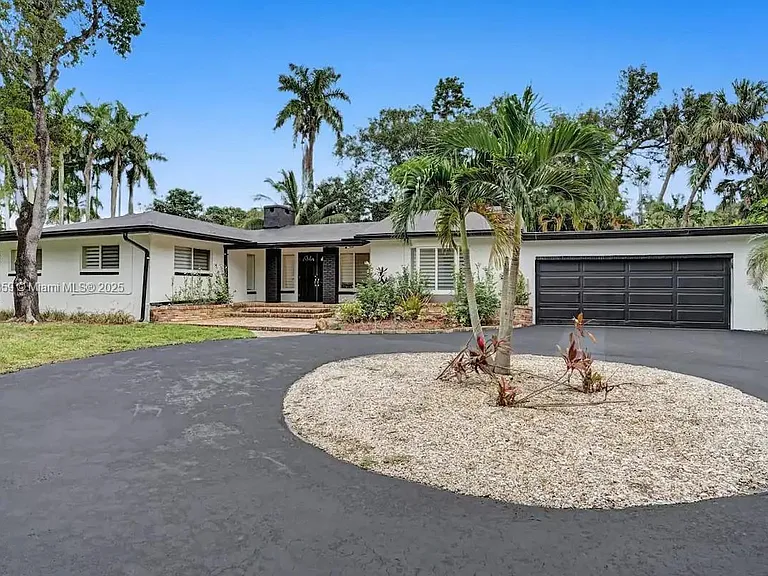 2100 SW 28th Way — Photo 3