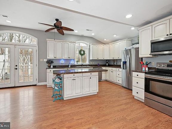 4th image of 239 Maple Dr