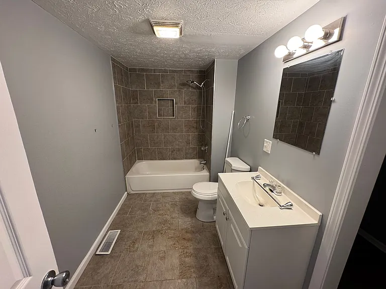 1122 S Sheffield Ave — Photo 18