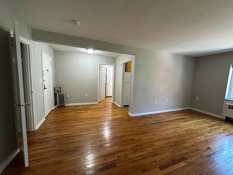 576 Whitney Ave #1K — Photo 2