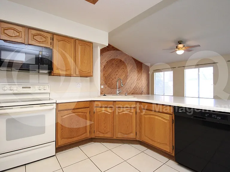 1560 W Kent Dr — Photo 4