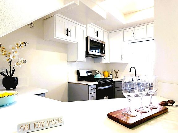 4th image of 400 Palm Dr #102E