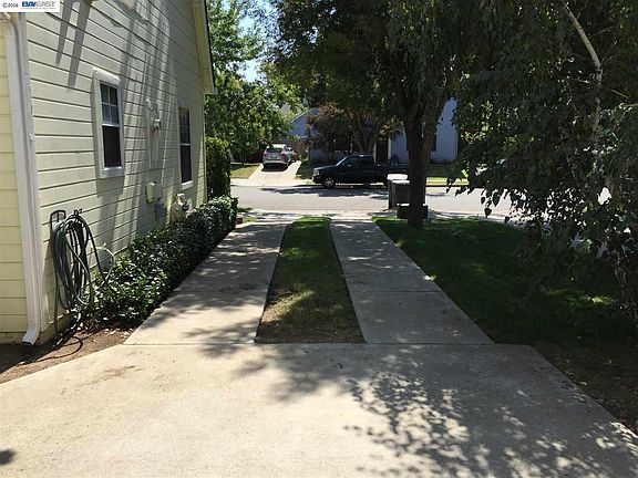3rd image of 875 Heritage Pl
