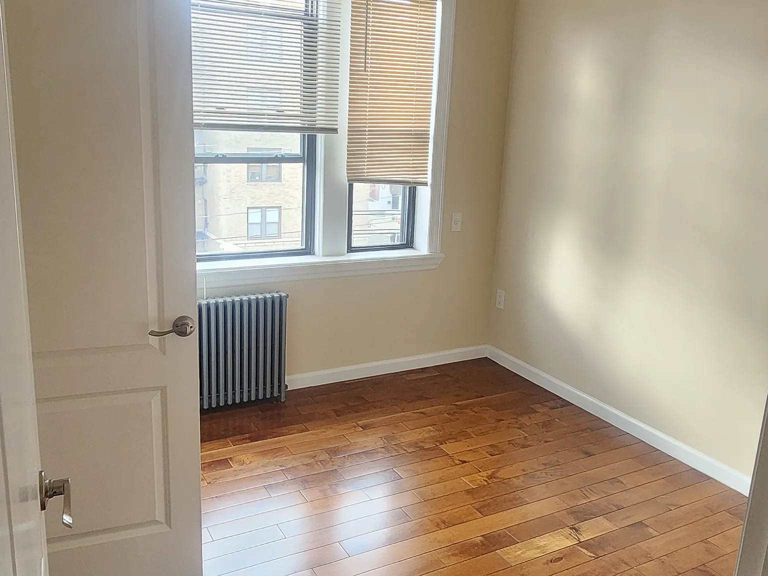 3 bed, 1100 sqft, $3,200 — Photo 2