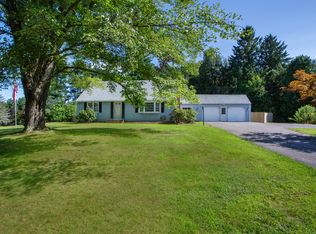 16 Deepwood Rd, Simsbury, CT 06070