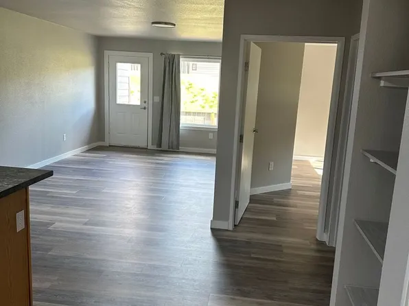 Creekwood Apartments, 1910 N Creekwood Park Cir #7, Palmer, AK 99645