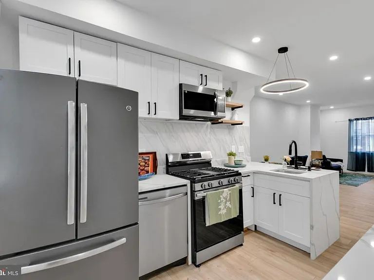 3352 Amber St — Photo 10