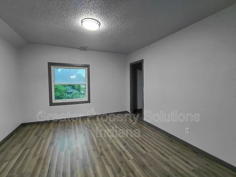 3 bed, 1.0 bath, 1342 sqft, $1,350 — Photo 4