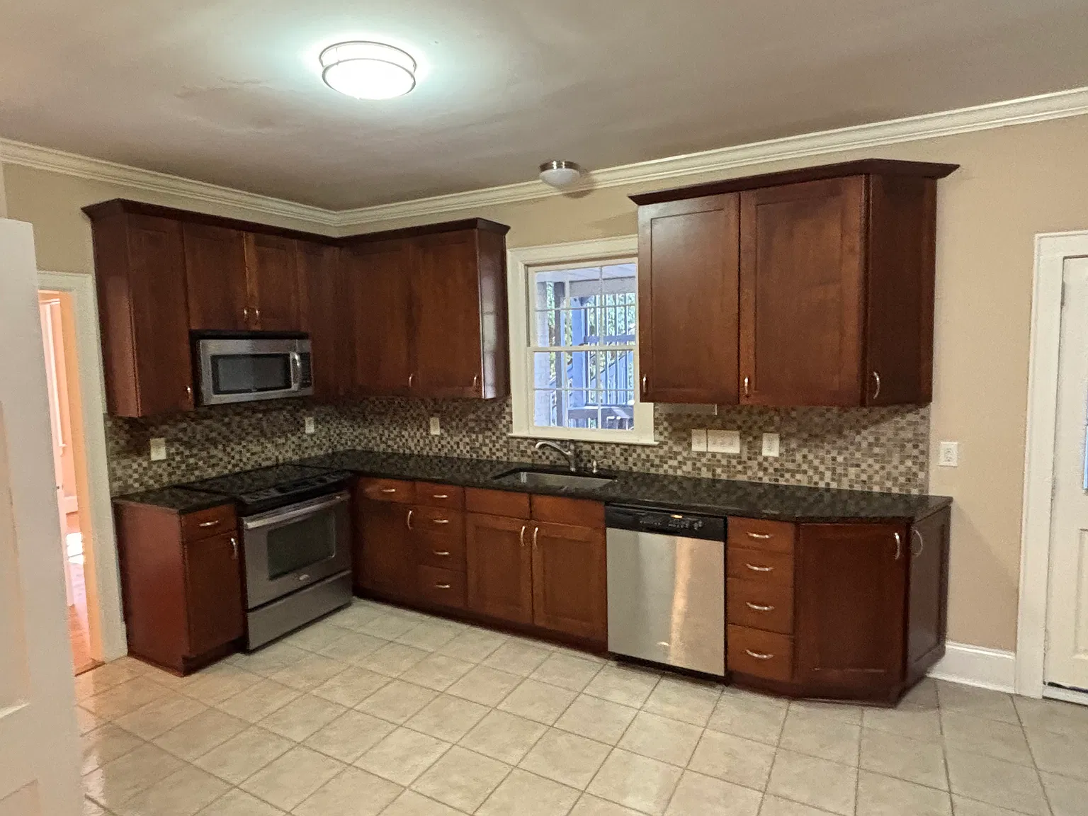 414 Fenton Pl — Photo 3