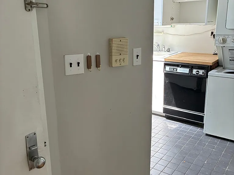 504 Court St #5 — Photo 10