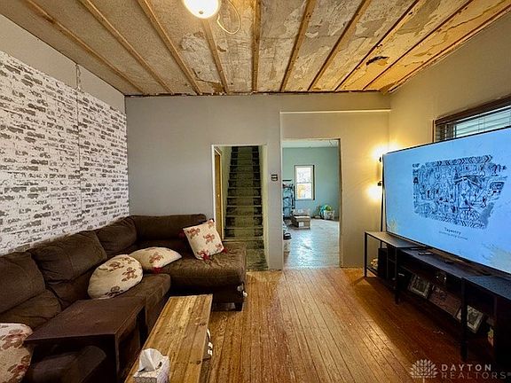 4th image of 620 E Main St