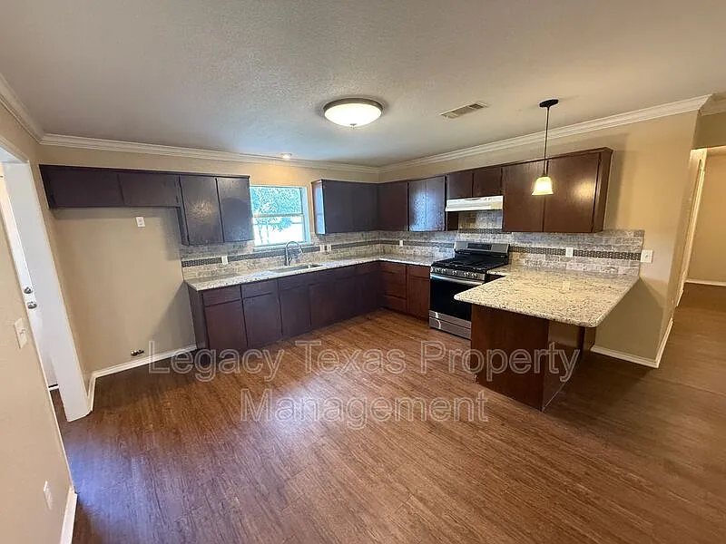 4 bed, 2.0 bath, 1787 sqft, $1,800 — Photo 3
