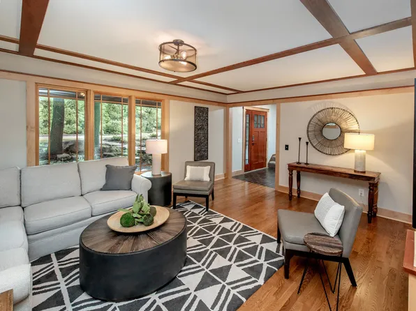 10901 Sumac Ln, Minnetonka, MN 55305