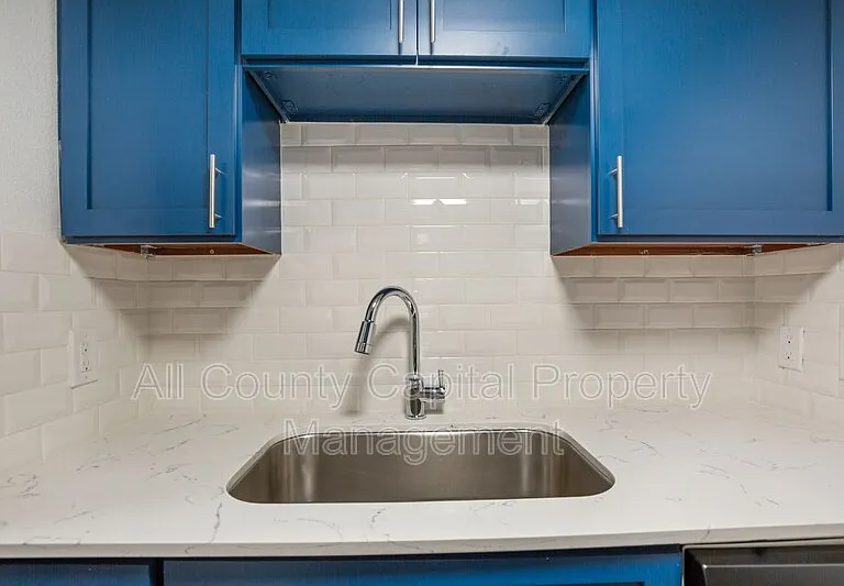 502 W 35th St #205 — Photo 8