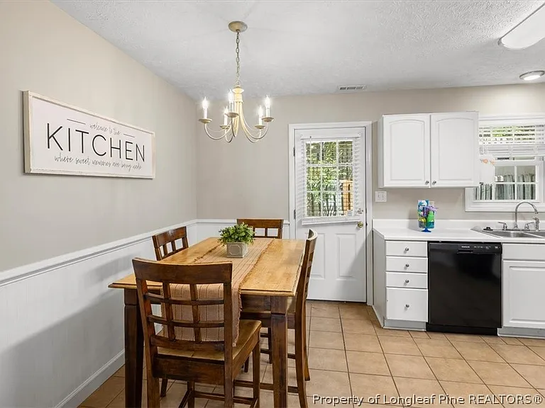 421 Cityview Ln — Photo 3