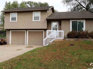 117 S Village Ter, Tonganoxie, KS 66086