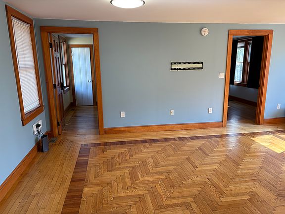 3rd image of 32 Woodman Rd