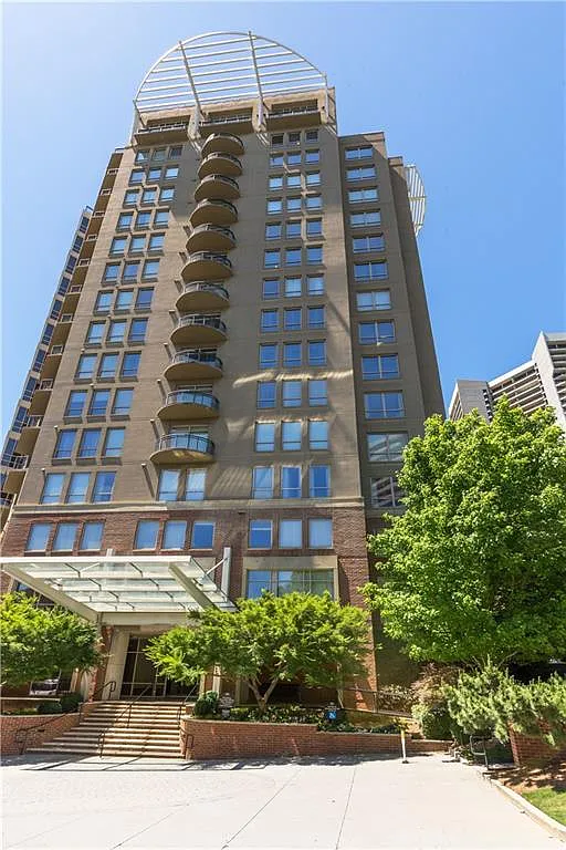 1 bed, 1.0 bath, 947 sqft, $1,950 — Photo 2