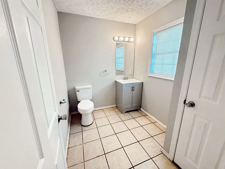 Valley View Apartments — Photo 70