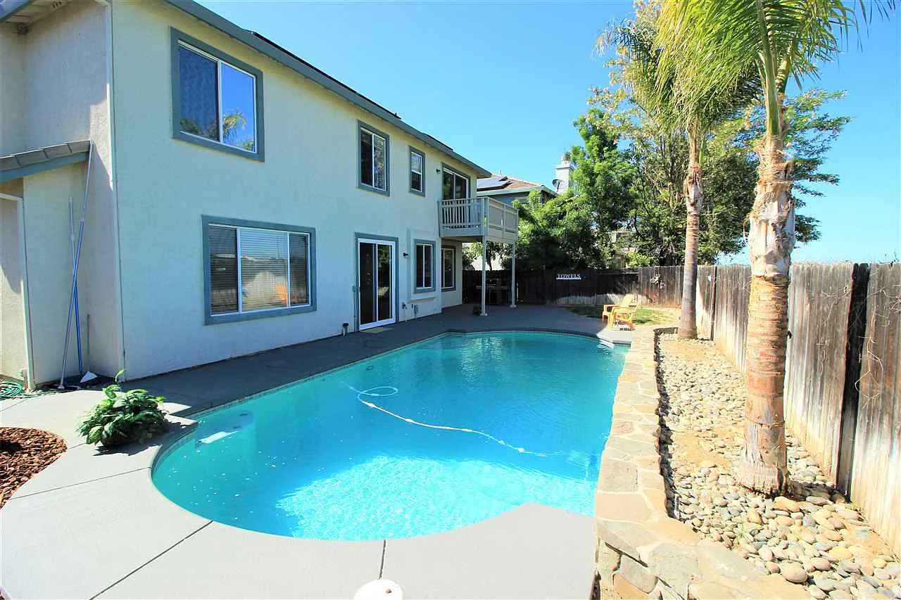 422 Stanwick St photo 1