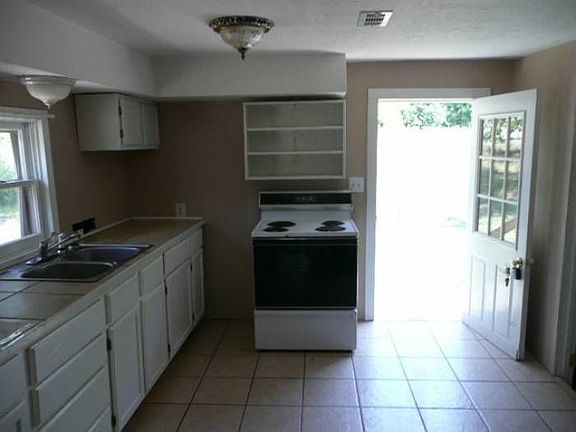 4th image of 803 N Broadway St