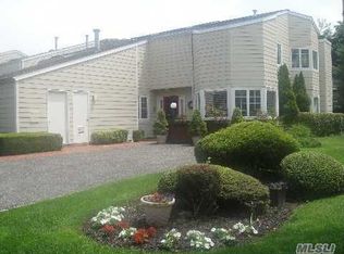 24 Oakmont Ln, Bay Shore, NY 11706
