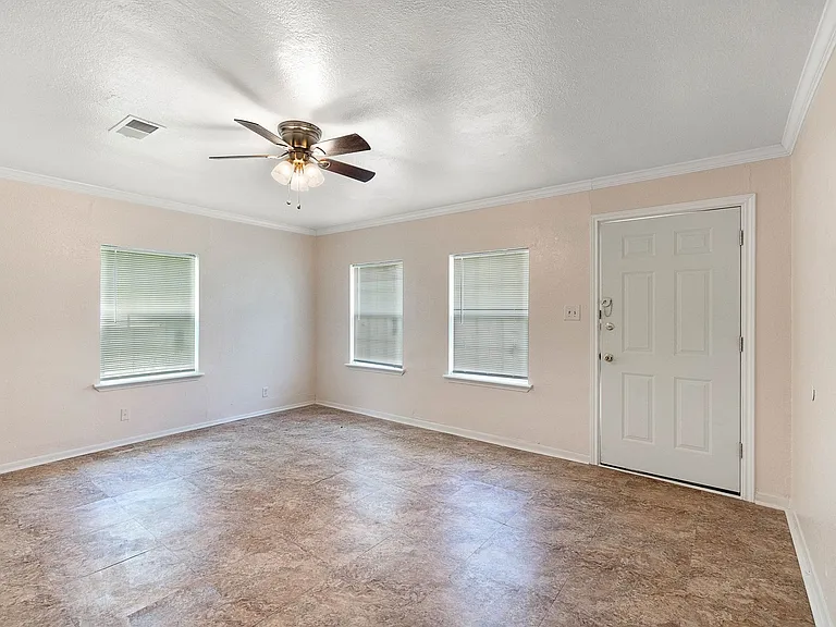 6717 Carver Ave — Photo 4