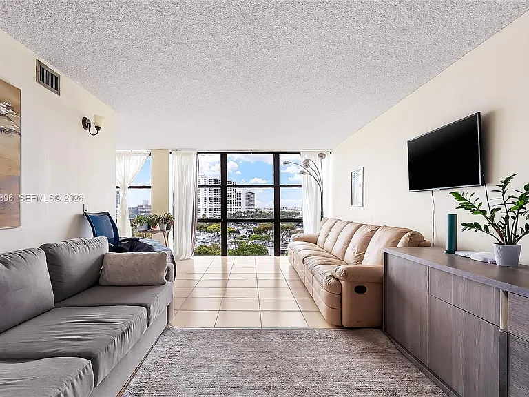 800 Parkview Dr #901 — Photo 3