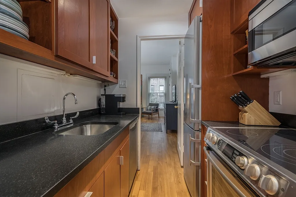 2 bed, 950 sqft, $5,950 — Photo 4