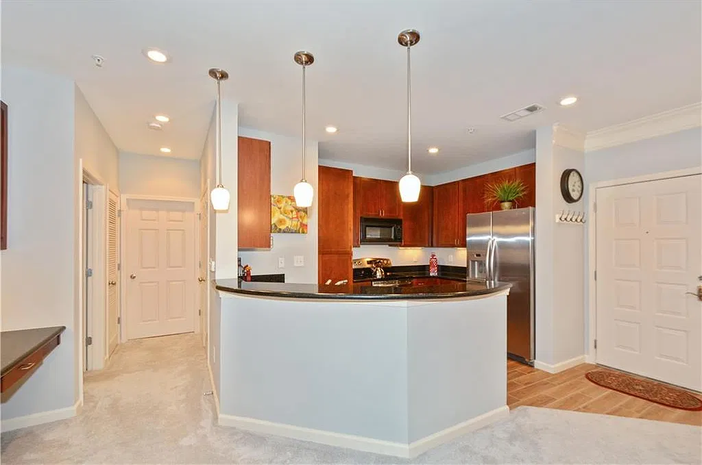 Modern 1BR Condo with Garage Parking in Atlanta — Photo 4