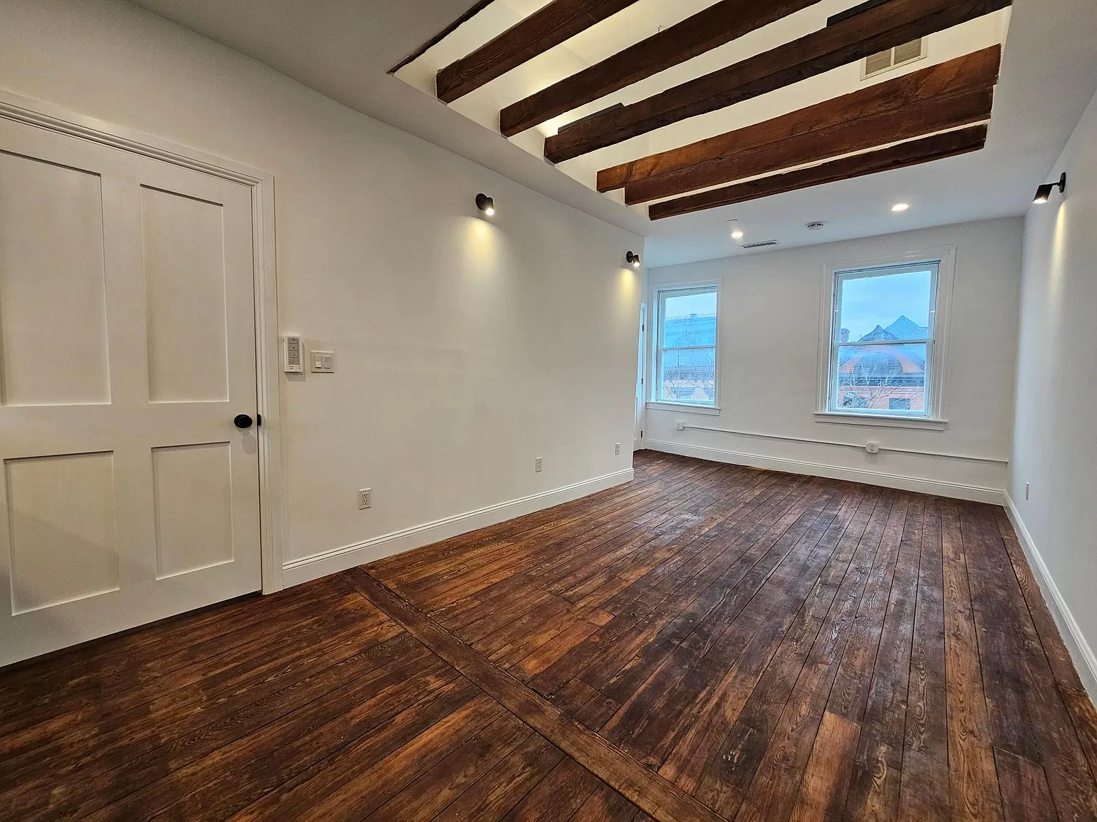 2 bed, 1.5 bath, 979 sqft, $2,500 — Photo 2