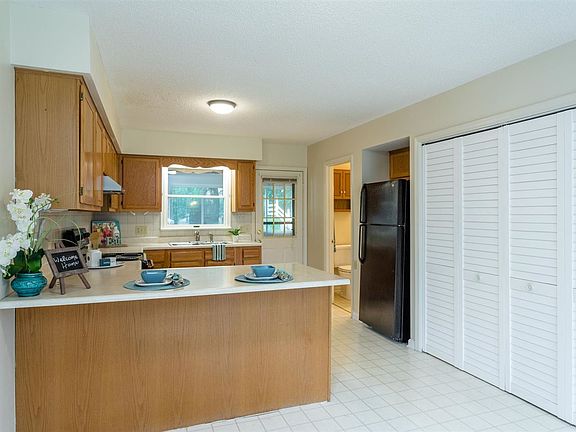 3rd image of 955 Misty Ct