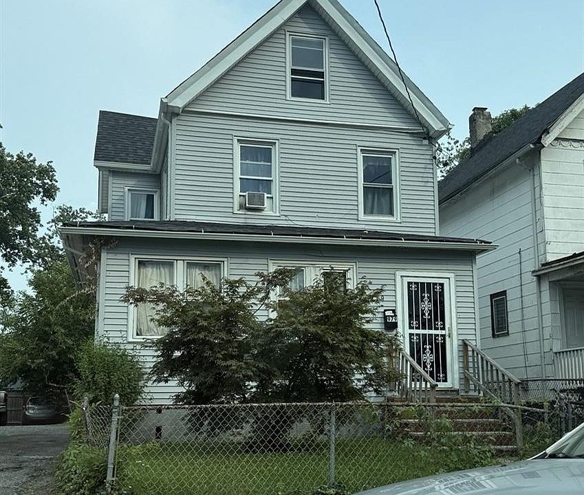 1st image of 979 W 4th St