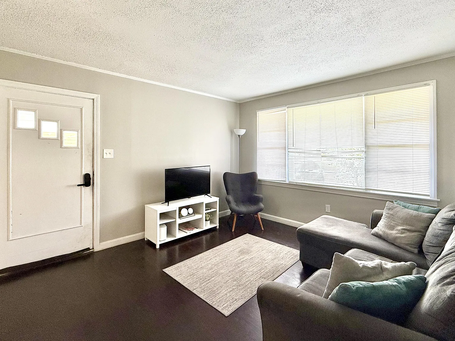 3 bed, 1.0 bath, 1025 sqft, $1,595 — Photo 4