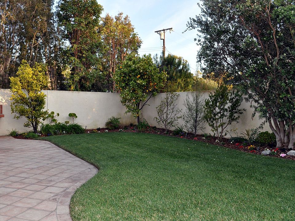 Beautifully Lanscaped Lawn and Backyard