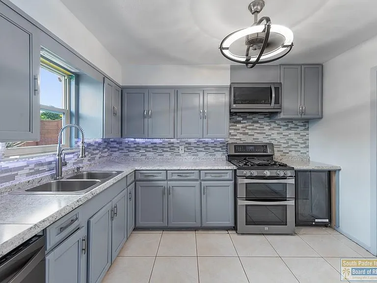 221 E Adams St — Photo 7