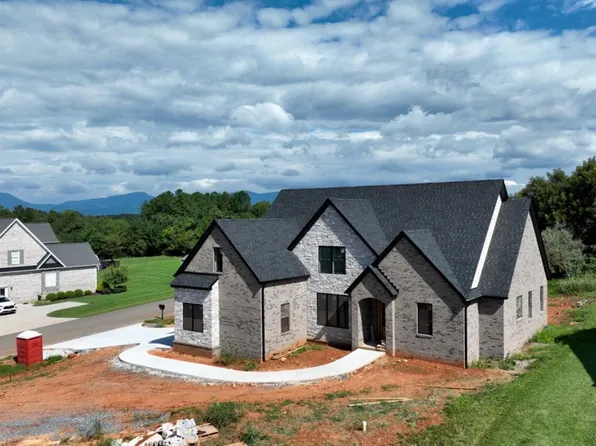 1035 Peaks Meadow Dr, Goode, VA 24556