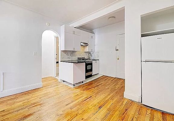 3rd image of 301 E 53rd St APT 2A