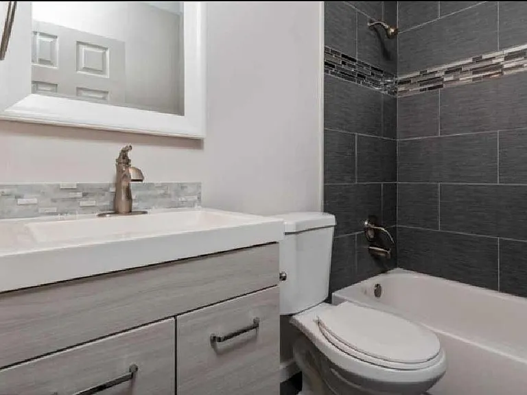 Full bathroom on the 2nd floor