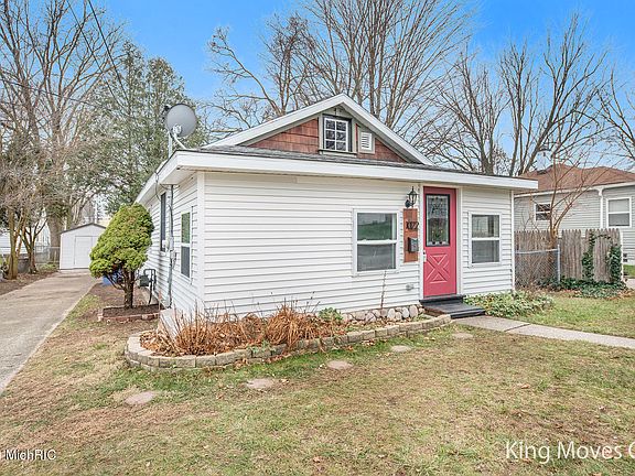 3rd image of 1022 Hollywood St NE