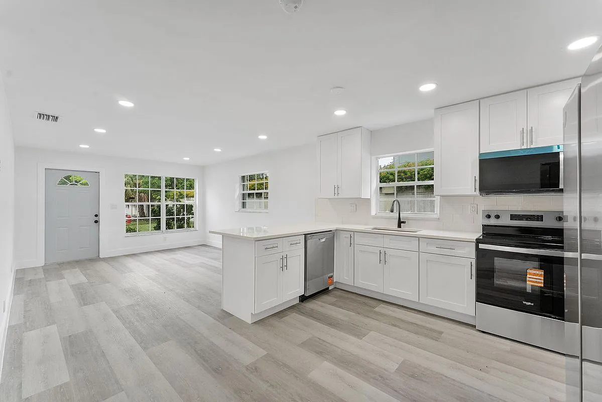 3 bed, 1.0 bath, 1295 sqft, $3,200 — Photo 2