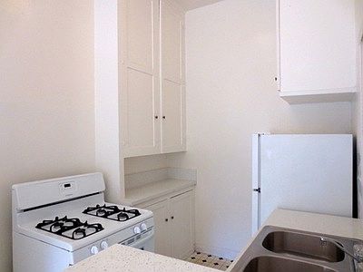 4th image of 112 S Manhattan Pl APT 1