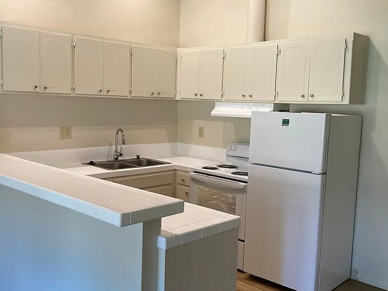 Lassen Villa Apartments — Photo 15