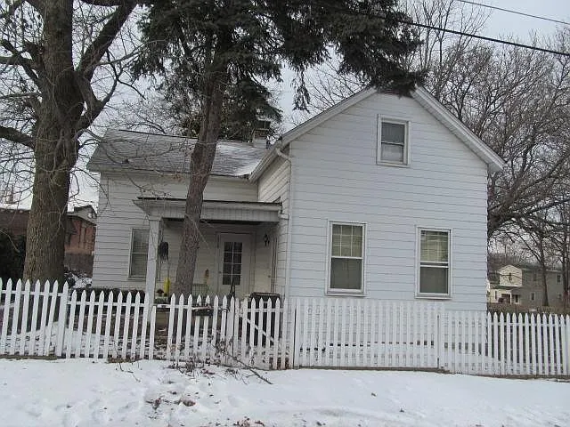 318 Orient Ave photo 1