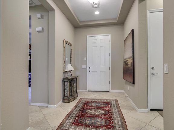 Foyer w/tray ceiling