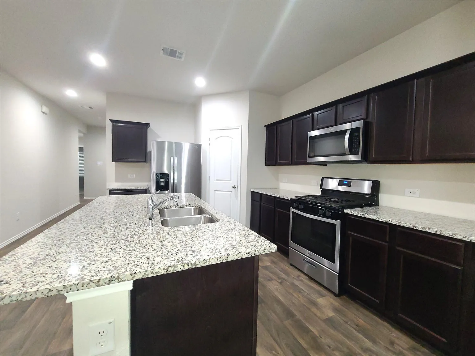 4 bed, 2.0 bath, 1784 sqft, $2,275 — Photo 3